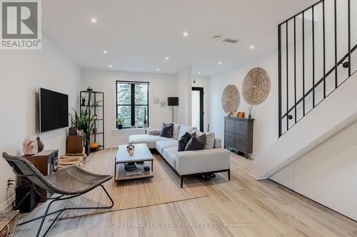 18 Milton Street, Toronto, ON - Indoor Photo Showing Living Room