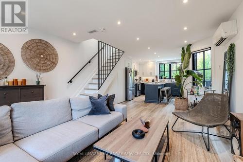 18 Milton Street, Toronto, ON - Indoor Photo Showing Living Room