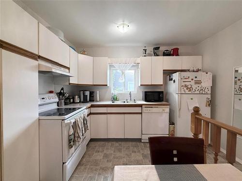 67 8Th Street Sw, Portage La Prairie, MB - Indoor Photo Showing Kitchen
