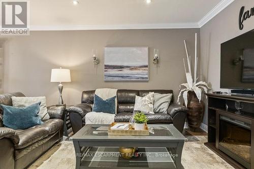 941 Stainton Drive, Mississauga, ON - Indoor Photo Showing Living Room