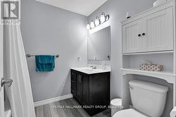 Full en-suite bathroom. - 