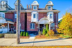 UPPER - 218 BROADVIEW AVENUE  Toronto, ON M4M 2G5