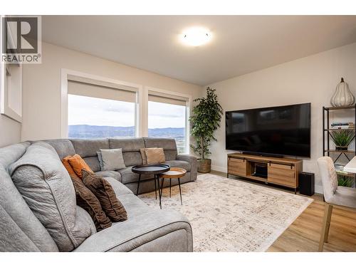 2118 Ryegrass Road, Kelowna, BC - Indoor Photo Showing Living Room