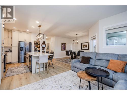 2118 Ryegrass Road, Kelowna, BC - Indoor Photo Showing Living Room