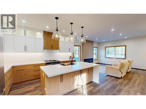 109 River Drive, Cranbrook, BC - Indoor Photo Showing Kitchen With Double Sink With Upgraded Kitchen