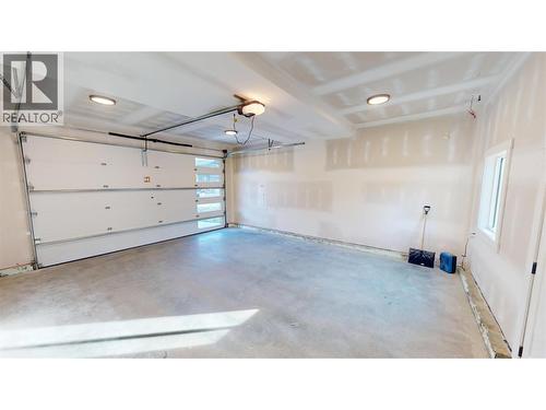 109 River Drive, Cranbrook, BC - Indoor Photo Showing Garage