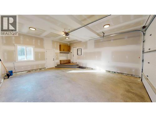 109 River Drive, Cranbrook, BC - Indoor Photo Showing Garage