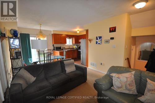 7665 Doverwood Drive, Mississauga, ON - Indoor Photo Showing Living Room