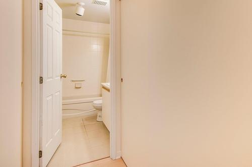 Salle de bains attenante à la CCP - A-2-911 Rue Principale, Cowansville, QC - Indoor Photo Showing Other Room