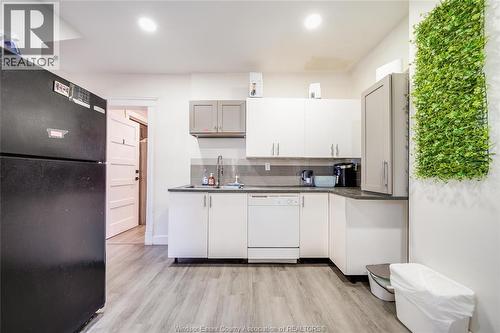 560 Chatham Street, Windsor, ON - Indoor Photo Showing Kitchen