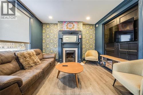 560 Chatham Street, Windsor, ON - Indoor Photo Showing Living Room With Fireplace