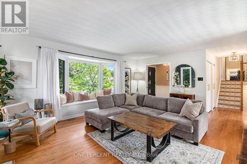 1042 Harkness Avenue, Ottawa, ON - Indoor Photo Showing Living Room