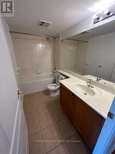 408 - 3840 Bathurst Street, Toronto, ON - Indoor Photo Showing Bathroom