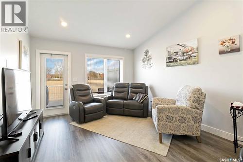 14 3214 11Th Street, Saskatoon, SK - Indoor Photo Showing Living Room