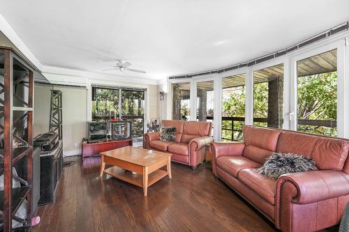 Living room - 272 Rue Ste-Thérèse, Saint-Jean-Sur-Richelieu, QC - Indoor Photo Showing Living Room
