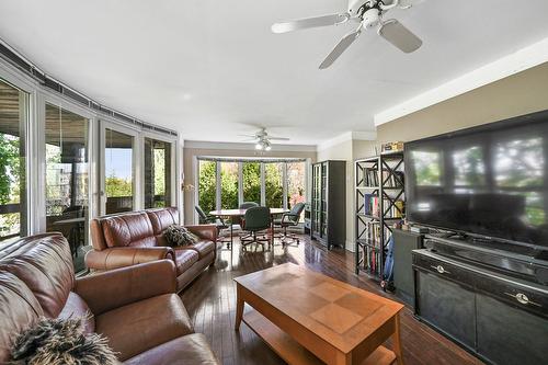 Living room - 272 Rue Ste-Thérèse, Saint-Jean-Sur-Richelieu, QC - Indoor Photo Showing Living Room
