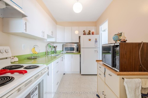 2807-5 Massey Square, Toronto, ON - Indoor Photo Showing Kitchen