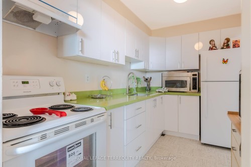 2807-5 Massey Square, Toronto, ON - Indoor Photo Showing Kitchen