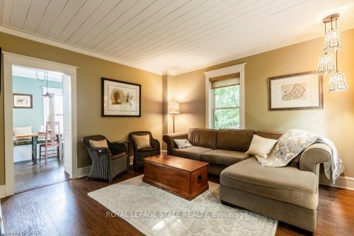 210 Charlton Avenue E, Hamilton, ON - Indoor Photo Showing Living Room