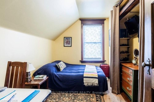 210 Charlton Avenue E, Hamilton, ON - Indoor Photo Showing Bedroom