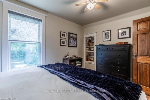 210 Charlton Avenue E, Hamilton, ON - Indoor Photo Showing Bedroom