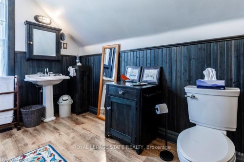 210 Charlton Avenue E, Hamilton, ON - Indoor Photo Showing Bathroom