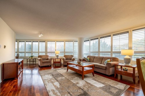 306-1300 Bloor Street, Mississauga, ON - Indoor Photo Showing Living Room