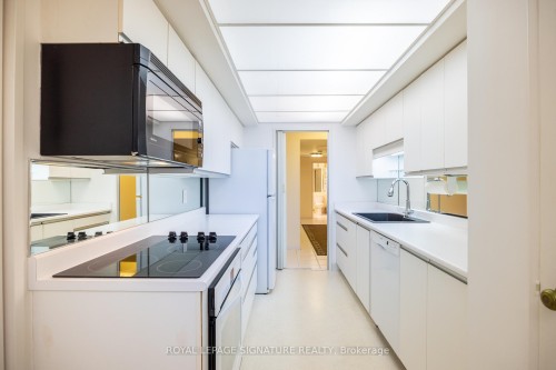 306-1300 Bloor Street, Mississauga, ON - Indoor Photo Showing Kitchen