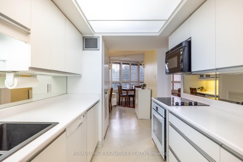 306-1300 Bloor Street, Mississauga, ON - Indoor Photo Showing Kitchen