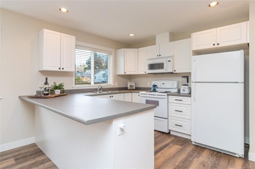 5996 Rockridge Rd, Duncan, BC - Indoor Photo Showing Kitchen With Double Sink