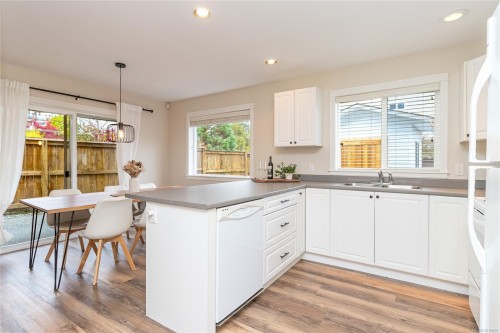 5996 Rockridge Rd, Duncan, BC - Indoor Photo Showing Kitchen With Double Sink