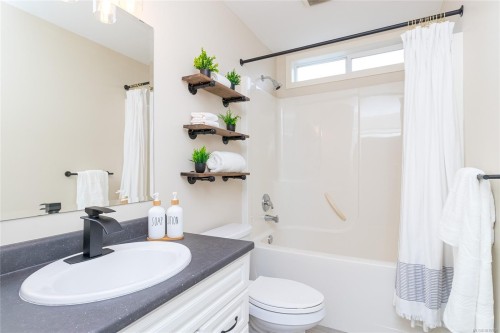 5996 Rockridge Rd, Duncan, BC - Indoor Photo Showing Bathroom