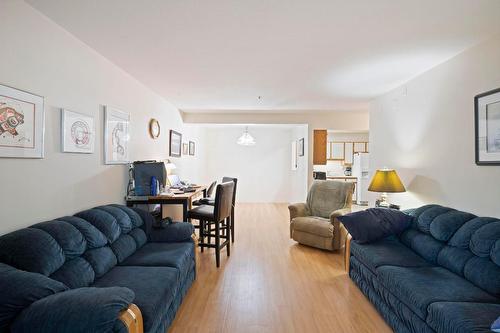 112-1045 Sutherland Avenue, Kelowna, BC - Indoor Photo Showing Living Room