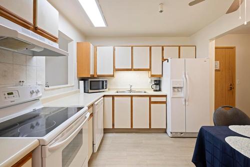 112-1045 Sutherland Avenue, Kelowna, BC - Indoor Photo Showing Kitchen With Double Sink