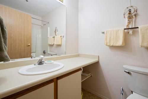 112-1045 Sutherland Avenue, Kelowna, BC - Indoor Photo Showing Bathroom