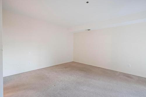 112-1045 Sutherland Avenue, Kelowna, BC - Indoor Photo Showing Other Room