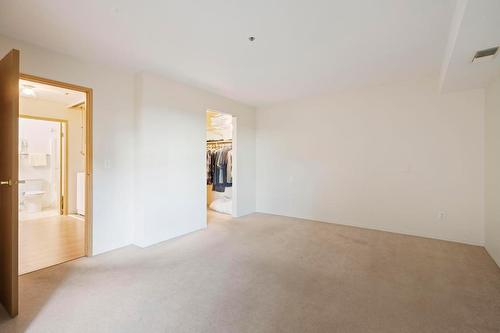 112-1045 Sutherland Avenue, Kelowna, BC - Indoor Photo Showing Other Room