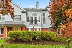 Elegant rear facade overlooking green space - 