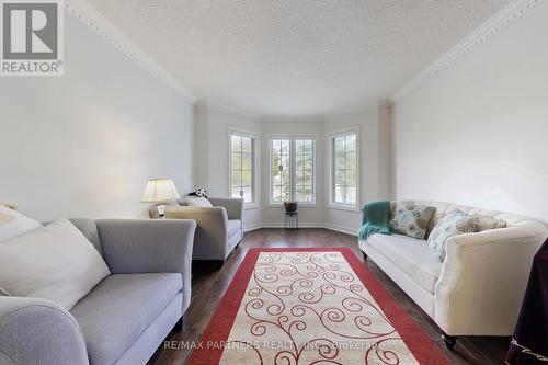 46 Green Ash Crescent, Richmond Hill, ON - Indoor Photo Showing Living Room