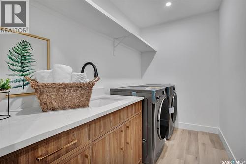 911 Traeger Manor, Saskatoon, SK - Indoor Photo Showing Laundry Room
