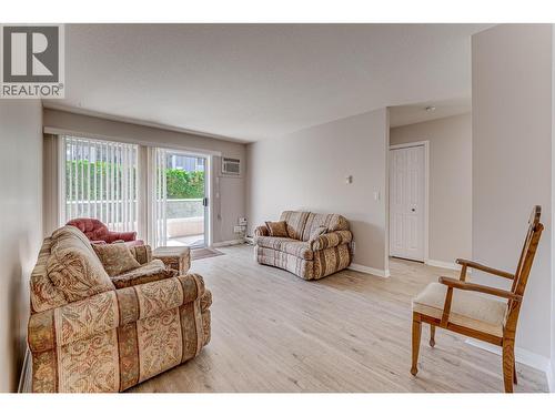 3609 30 Avenue Unit# 208, Vernon, BC - Indoor Photo Showing Living Room