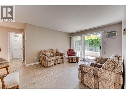 3609 30 Avenue Unit# 208, Vernon, BC - Indoor Photo Showing Living Room