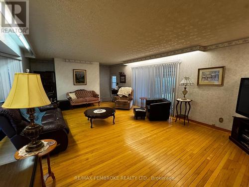 Main floor living room. - 580 Miller Street, Pembroke, ON - Indoor