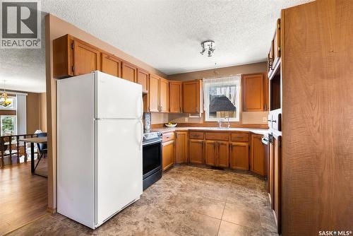 3006 Phaneuf Crescent E, Regina, SK - Indoor Photo Showing Kitchen With Double Sink