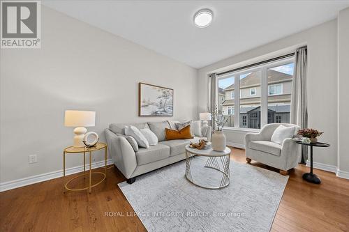 825 Indica Street, Ottawa, ON - Indoor Photo Showing Living Room