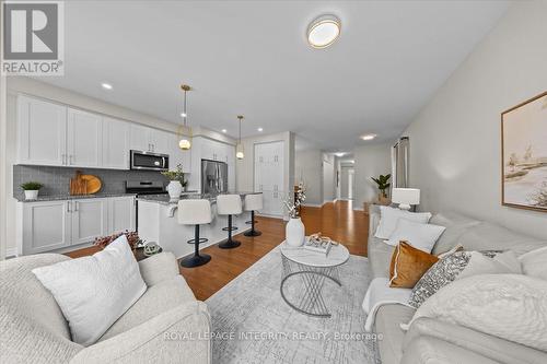 825 Indica Street, Ottawa, ON - Indoor Photo Showing Living Room