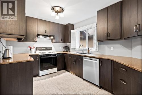 65 Fairway, Amherstburg, ON - Indoor Photo Showing Kitchen With Double Sink