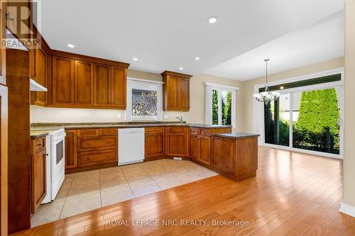 Kitchen with lots of countertop space and storage - 157 Loretta Drive, Niagara-On-The-Lake (Virgil), ON - Indoor Photo Showing Kitchen