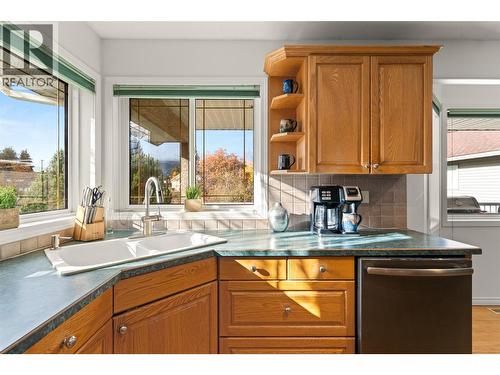Kitchen House - 909 Edward Street, Revelstoke, BC - Indoor Photo Showing Kitchen With Double Sink