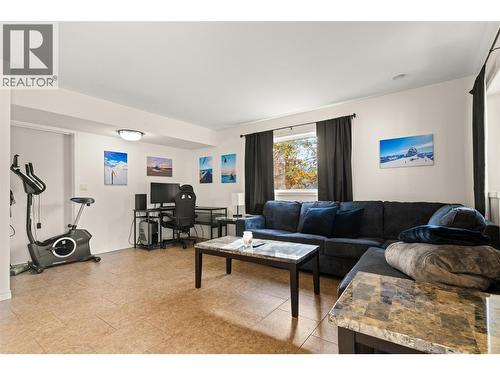 909 Edward Street, Revelstoke, BC - Indoor Photo Showing Living Room